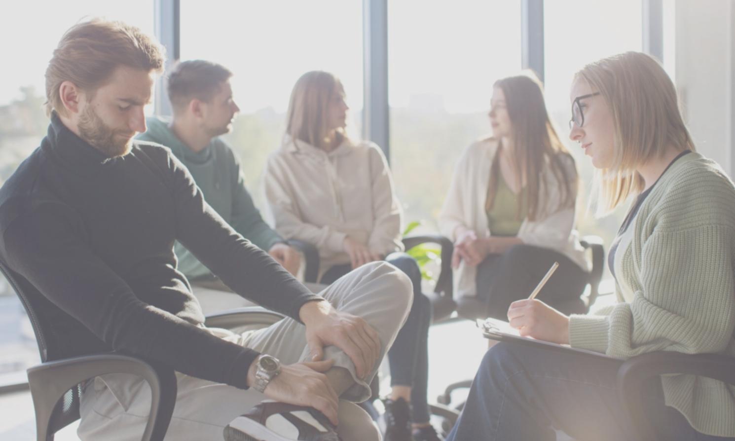 Environnement de travail d'analyste financier avec multiples écrans